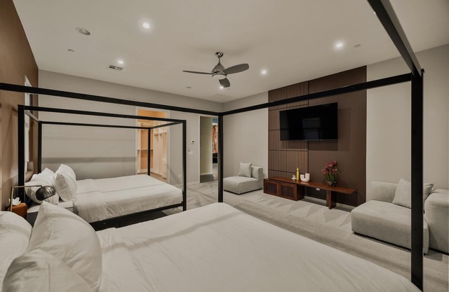 Luxe Modern Mansion,5bd ,salt water pool&spa, new outdoor kitchen, sport court!