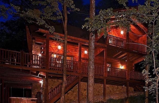 LUXE ONE | RED WOLF FALLS*HOCKING HILLS*CLOSE TO EVERYTHING-TRAILS,HOT TUB,SAUNA,FIREPLACE,GAME ROOM