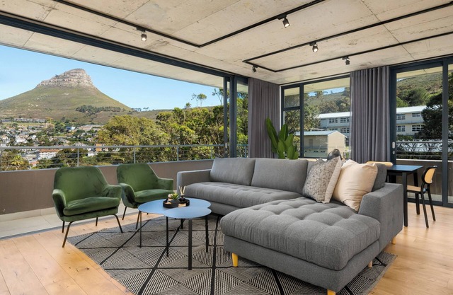 Luxe Penthouse - Private Pool - Mountain Views