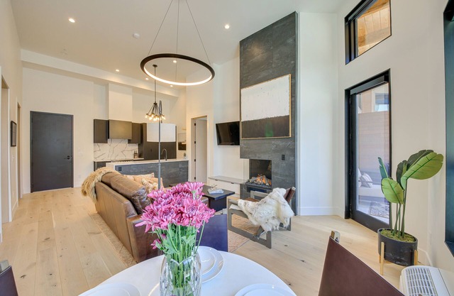 Luxe Schweitzer Condo w/Hot Tub: Ski-In/Ski-Out!