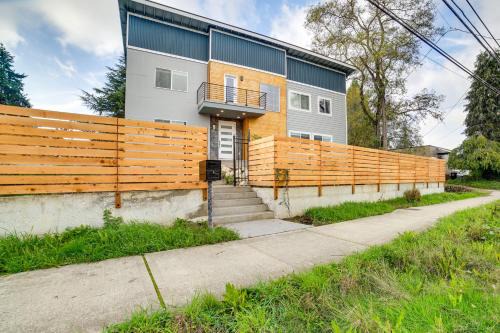 Luxe Seattle Vacation Rental about 9 Mi to Downtown!