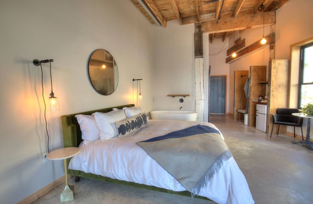 Luxe Trolley View King Room at Bowline Hotel, Pet-friendly