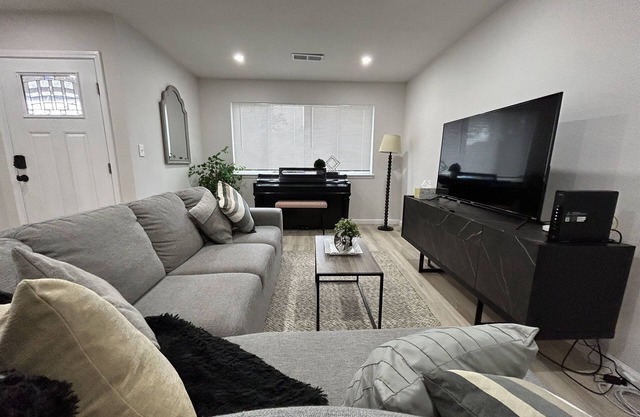 LUXOStays|Spacious Home Nr Six Flags & Napa Valley
