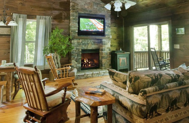 Luxuary Cabin secluded on 40 acres of Spectacular Mountain Wilderness.