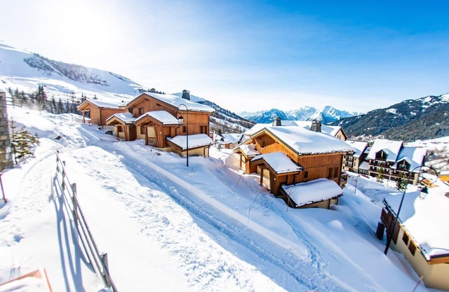Luxury chalets (6p) With 3 bed- and bathrooms. In center of Saint François Longchamp ski in & out.