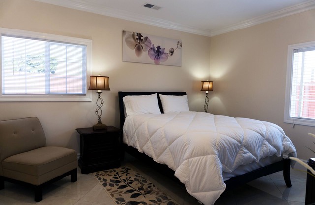 Luxurious 1 Bed 1 Bath - Living Room & Kitchenette. 600sqft.