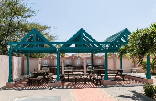 Luxurious 1 Bedroom, 1 Bathroom Studio Suite with private entrance