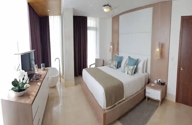 Luxurious 1 Bedroom Sunrise Suite with Pool
