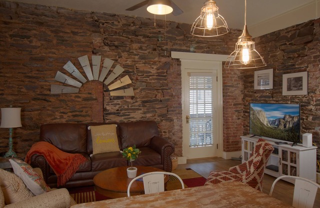 Luxurious 2 Bedroom Suite in the ♥ of Jamestown