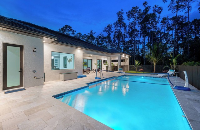 Luxurious 2024 5-BR House- Heated Pool and Outdoor Kitchen, just minutes from beaches and downtown