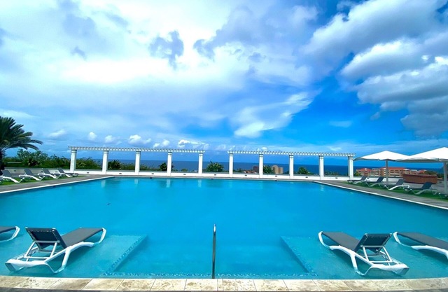 Luxurious 2BD Apt. w/Ocean Views & Pool & Wi-Fi