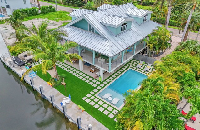 Luxurious 3-bedroom home with Pool and Dock in Key Colony Beach