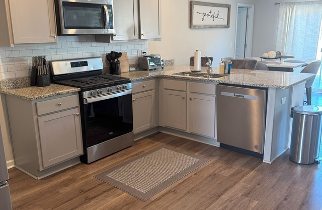 Luxurious 3 bedroom home, 10 minutes from downtown Wilmington, pet friendly!