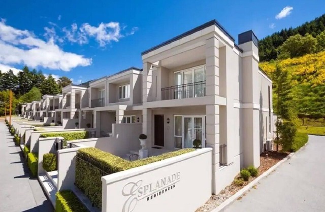 Luxurious 3BD/2BR villa with lake views, designer interiors, flat walk-to-town!
