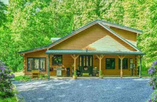 Luxurious 4-bdrm cabin w/ mountain views & hot tub