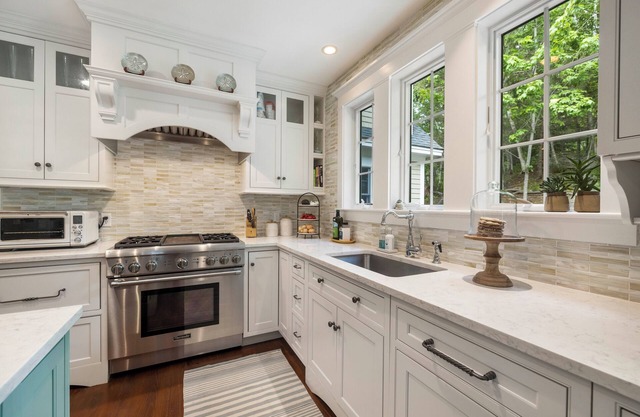 Luxurious 4 bedroom home steps to Mother's Beach and KBIA