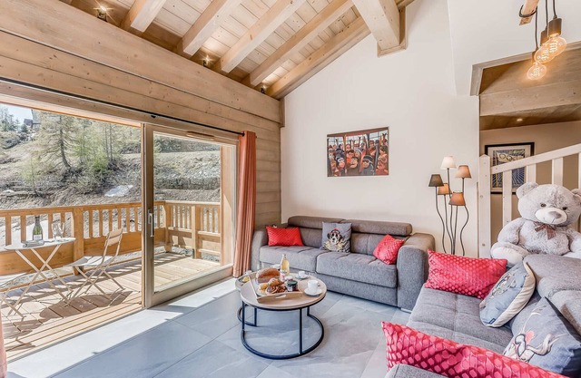 Luxurious 4* Duplex Apt in Tignes - Ski-In/Ski-Out, Spa, Pool, Hotel Services Included