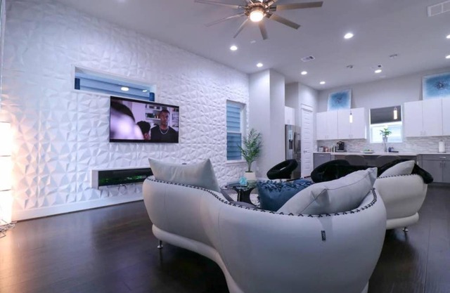 Luxurious 4 Story Rooftop Townhouse-Near Medical Center&NRG stadium.