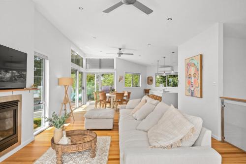 Luxurious 5-Bed Home by Avoca Beach