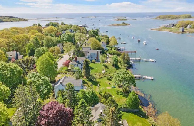 Luxurious 5 bedroom on the ocean with dock and kayaks