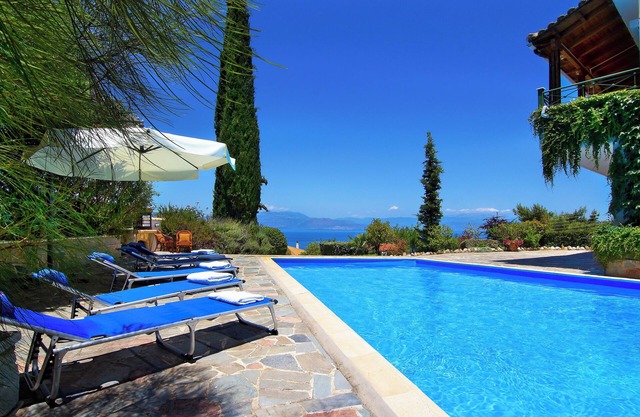 Luxurious 5-bedroom villa with stunning sea views in delightful Platanos, Akrata