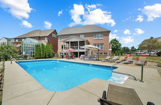 Luxurious 5BR Pool Paradise in Mason