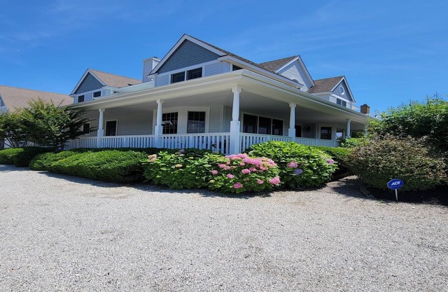 Luxurious 6 Bedroom 3.5 bath with private beach access, bocce and tennis court