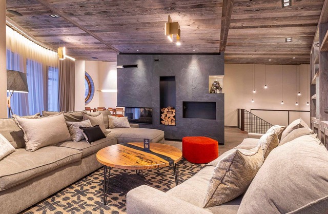 Luxurious 6-Room Apt for 10 with Fireplace, Balcony, Pool & Spa - Ski-In/Ski-Out location