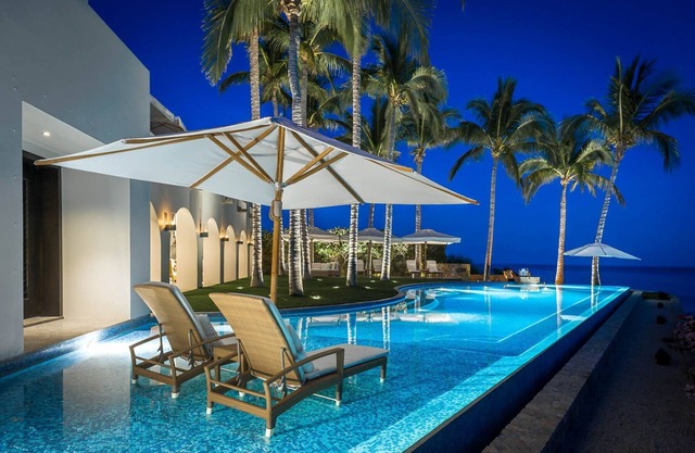 Luxurious 7 BR Beachfront Casa Oliver w/WiFi, Pool, Home Theatre, Gym + More!