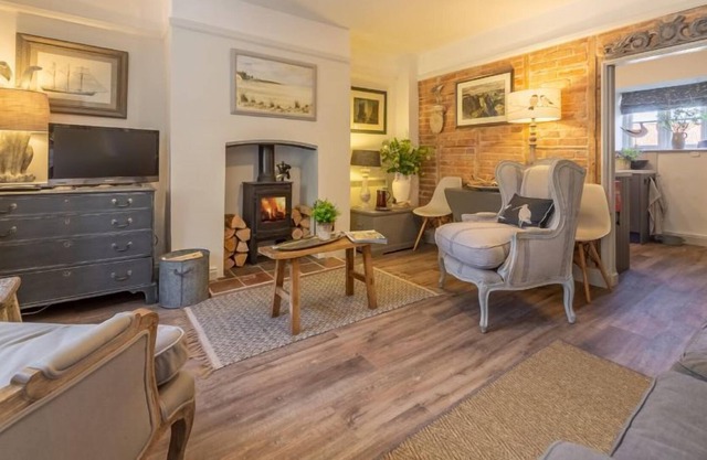 Luxurious and stylish Grade II listed 300 year old flint cottage