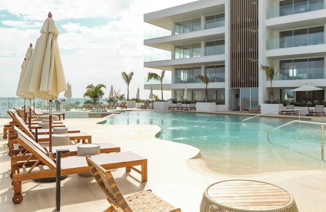 Luxurious and large apartment with direct access to pool/beach on Mambo Beach