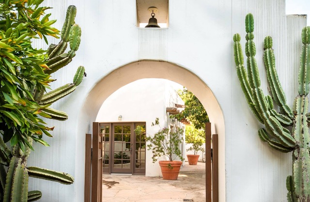 Luxurious and private Santa Fe-style guesthouse with 31 day minimum stay