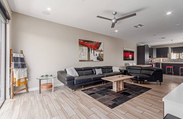 Luxurious and spacious 2-bedroom townhouse in the heart of Scottsdale