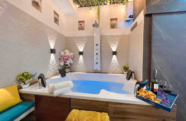 Luxurious Apt | Hot Tube | Prime Location | 4Beds