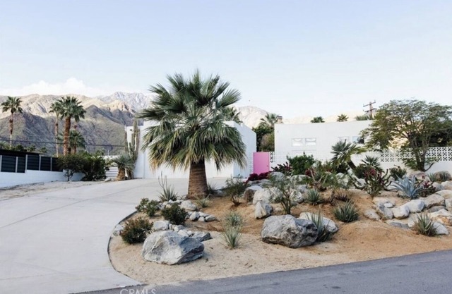 Luxurious Barbie-Inspired Palm Springs Villa w/heated pool