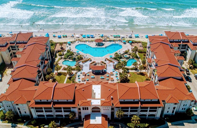 Luxurious Condo, Massage Chair, Arcade Games, Beautiful Pools, Hot Tubs, King bd