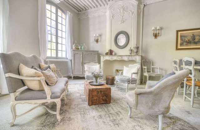 Luxurious & comfortable apartment overlooking the Place aux Herbes