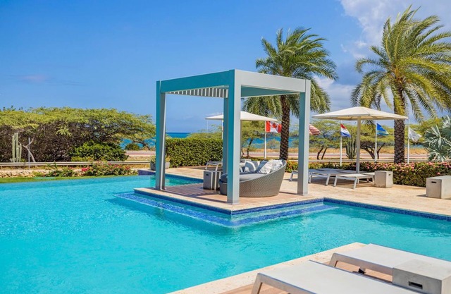 Luxurious condo with a perfect ocean and sunset view