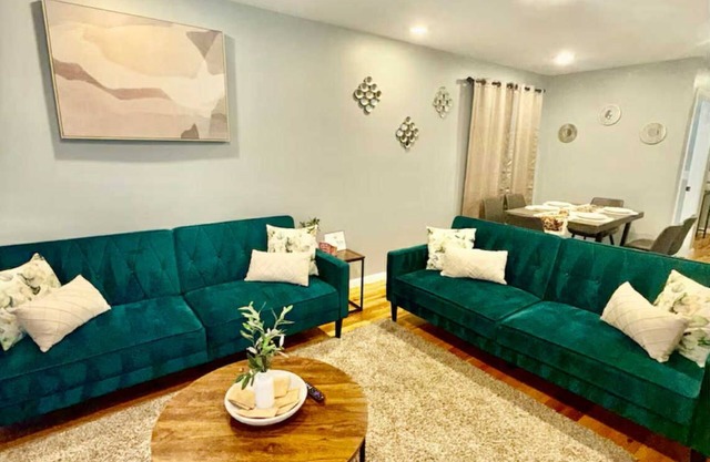 Luxurious, Cozy and Spacious 6-bedroom escape with parking sleeps up to 16.
