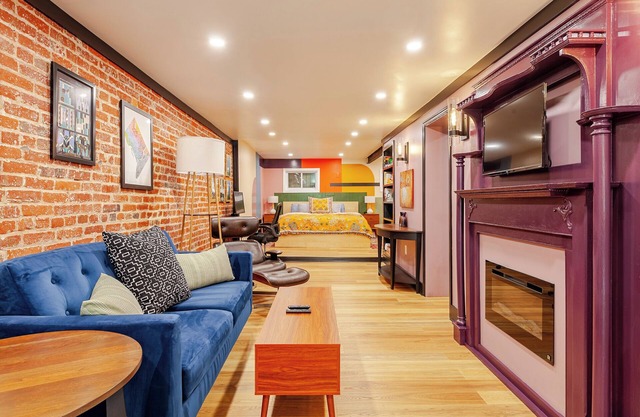 Luxurious DC garden apartment w/King bed, for work and play, steps to Metro