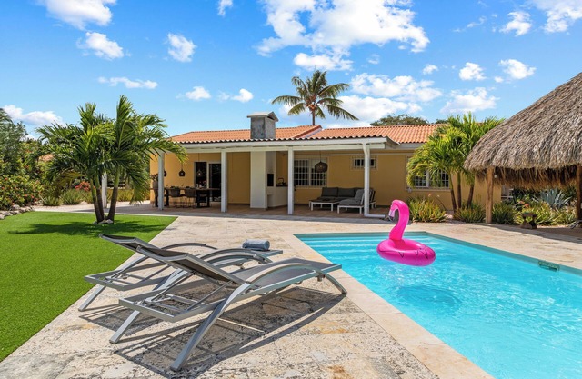 Luxurious detached house with private pool and large garden, centrally located.