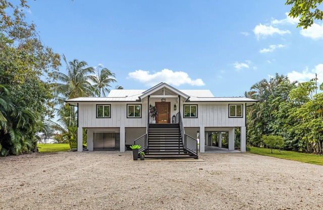 Luxurious Dockside Jensen Home with Guest House