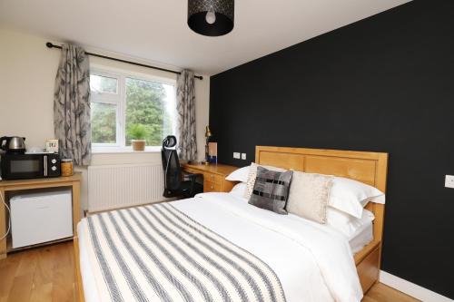 Luxurious double bedroom, ensuite with free Wifi.