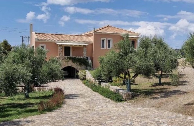Luxurious Family-Friendly Villa, with modern equipment, peaceful location.