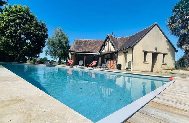 Luxurious Forest Retreat: Tennis, Pool, BBQ, Fireplace & More!