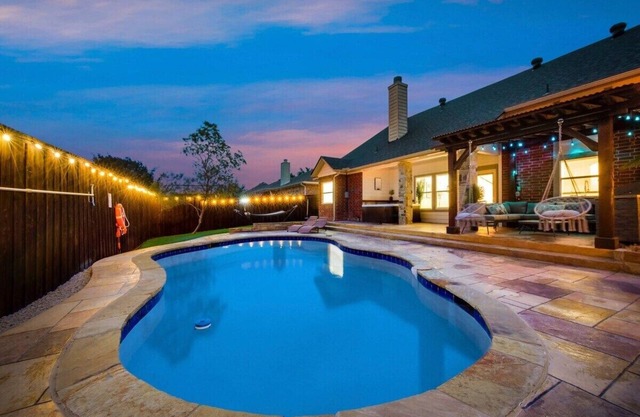 Luxurious gem with a pool, spa and outdoor kitchen