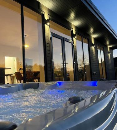 Luxurious Lodge with Hot Tub on NC500 - Thrumster Lodges