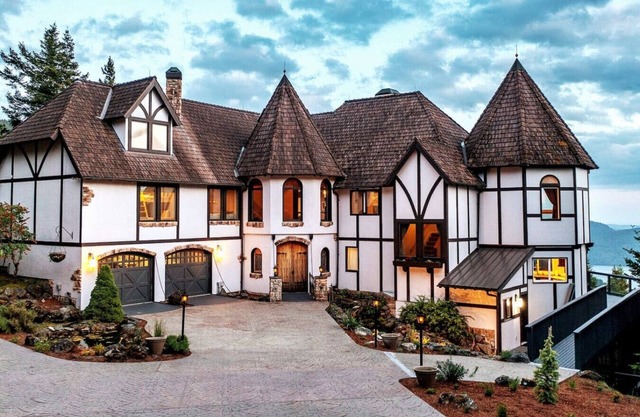 Luxurious Mountaintop Retreat with Stunning Views