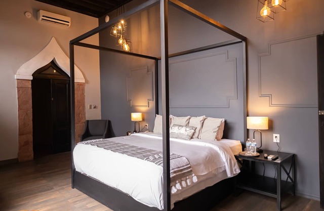 Luxurious room in historic downtown