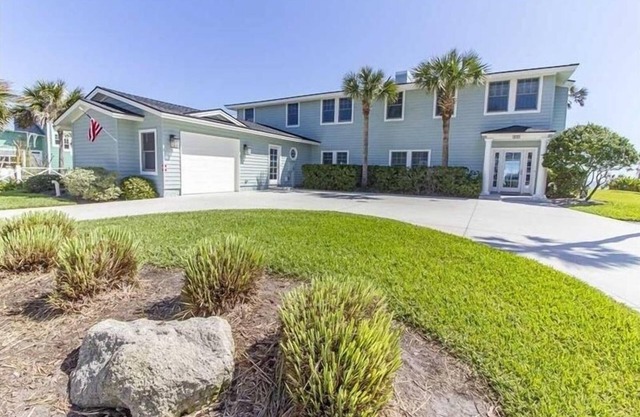 Luxurious oceanfront 5 bedroom home